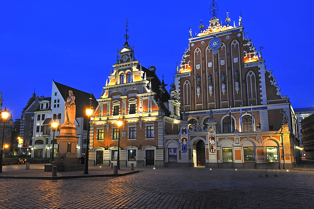 Statue of Roland, House of the Blackheads and Schwabe House, City Hall Square, Ratslaukums,UNESCO World Heritage Site, Riga, Latvia, Baltic region, Europe