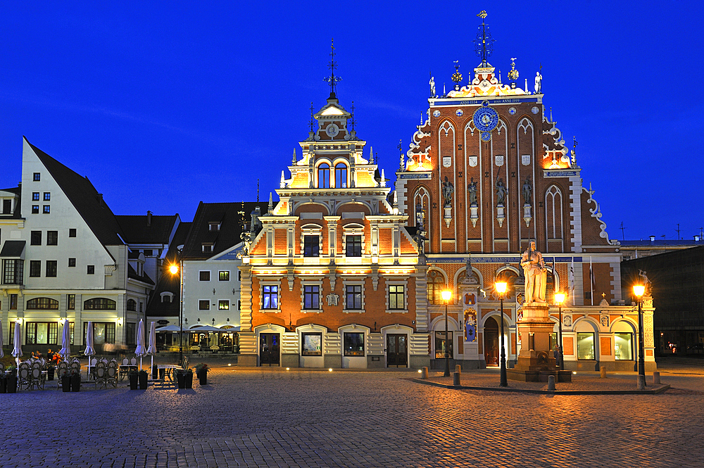 Statue of Roland, House of the Blackheads and Schwabe House, City Hall Square, Ratslaukums,UNESCO World Heritage Site, Riga, Latvia, Baltic region, Europe