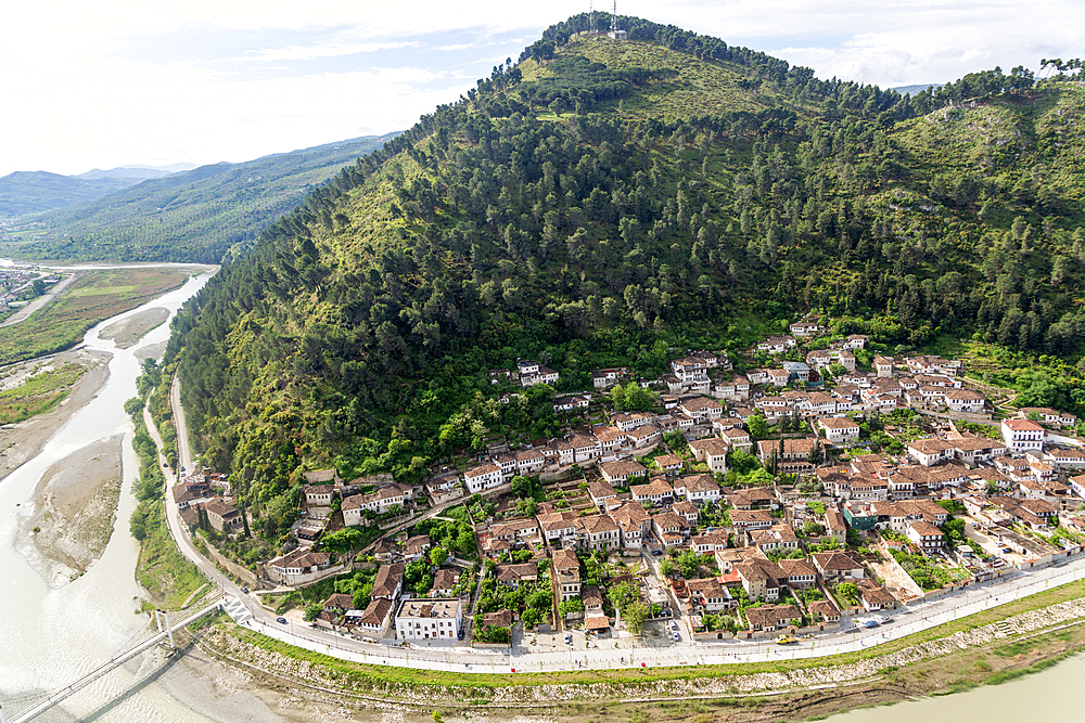 Traditional Ottoman buildings in Gorica quarter next to the River Osumi, Berat, UNESCO World Heritage Site, Albania, Europe