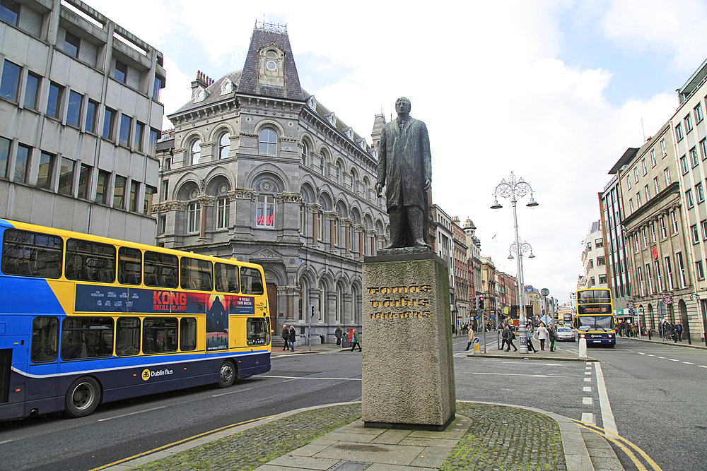 Tomas Daibis (Thomas Davis), statue on College Green, by Edward Delaney 1966, Dublin city, Republic of Ireland, Europe