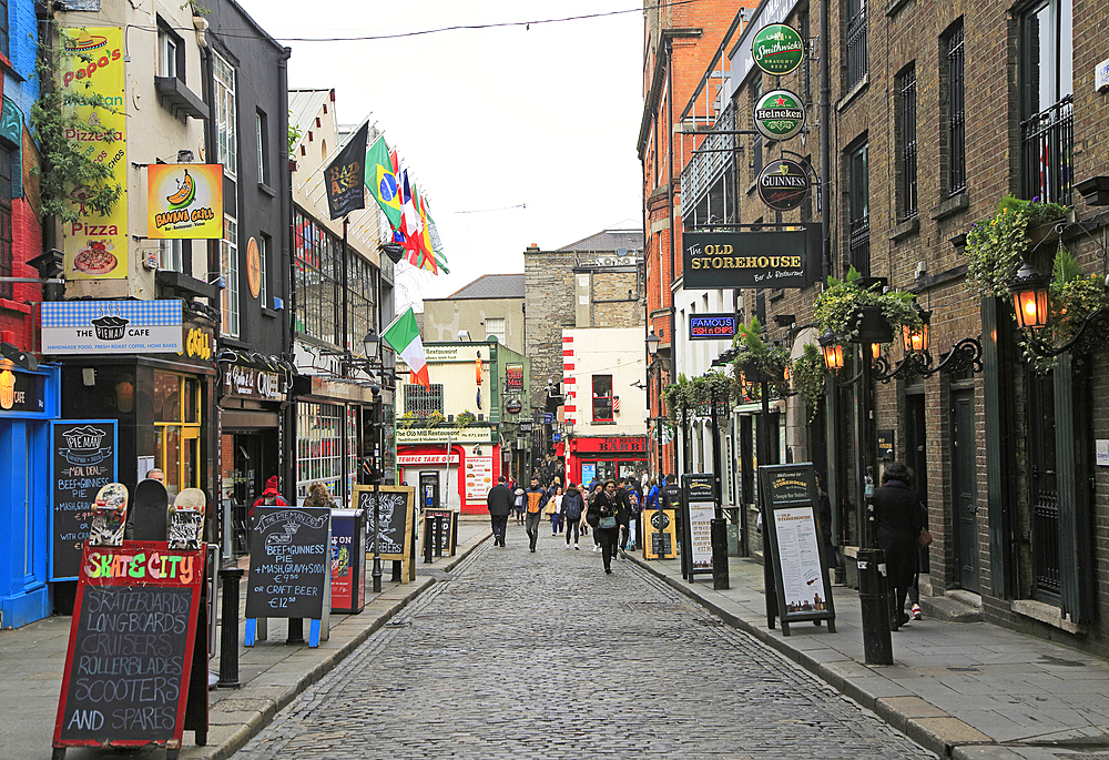 Pubs and restaurants line street in the Temple Bar area, Dublin city centre, Republic of Ireland, Europe