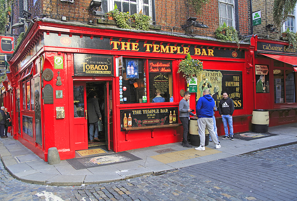 The Temple Bar traditional pub, city of Dublin, Republic of Ireland, Europe