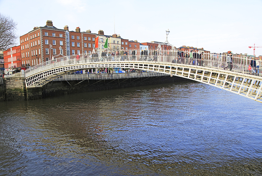 Ha'penny Bridge, historic pedestrian bridge built 1816, crossing River Liffey, city of Dublin, Republic of Ireland, Europe