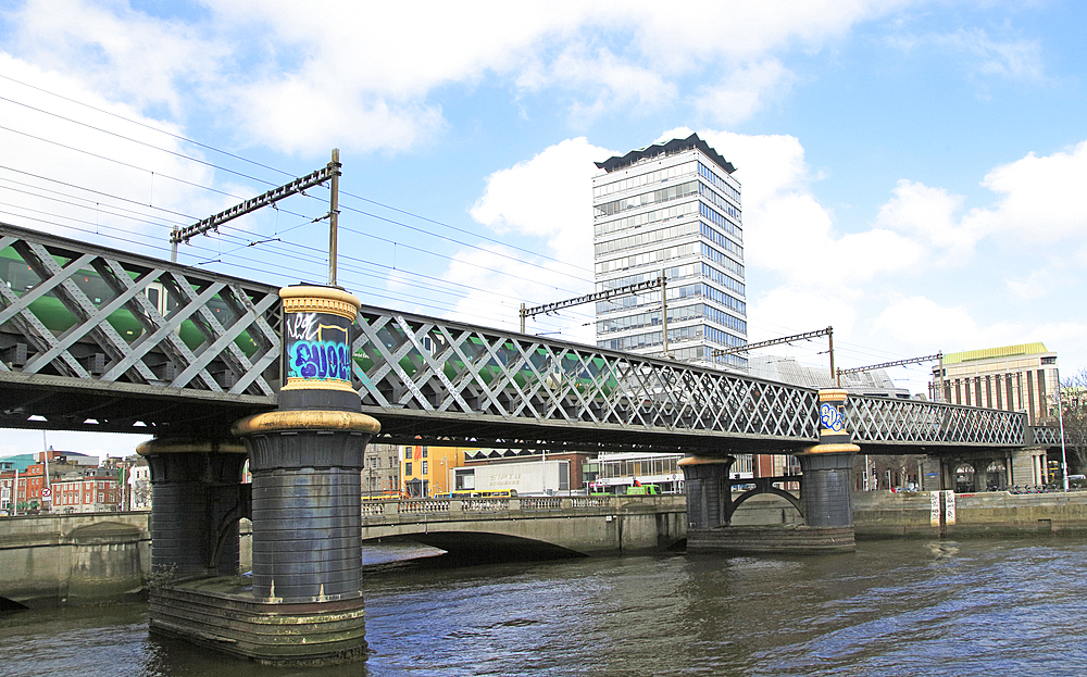 Loopline rail bridge (Liffey Viaduct) built 1891 and designed by John Chaloner Smith, spanning river from Pearse railway station, Dublin, Republic of Ireland, Europe