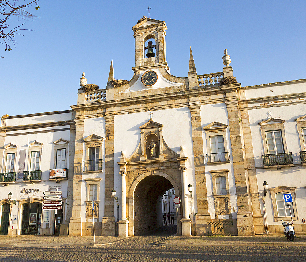 Neoclassical architecture Arco da Vila built after the 1755 earthquake, city of Faro, Algarve, Portugal, Europe