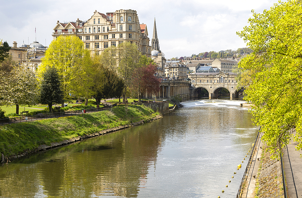 Pulteney Bridge and Empire Hotel, River Avon, UNESCO Wold Heritage Site, Bath, Somerset, England, United Kingdom, Europe