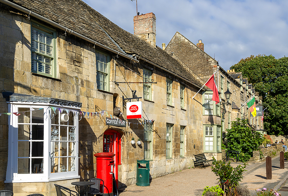 Post Office and The Bull Hotel and public house, village of Fairford, Cotswolds Gloucestershire, England, UK
