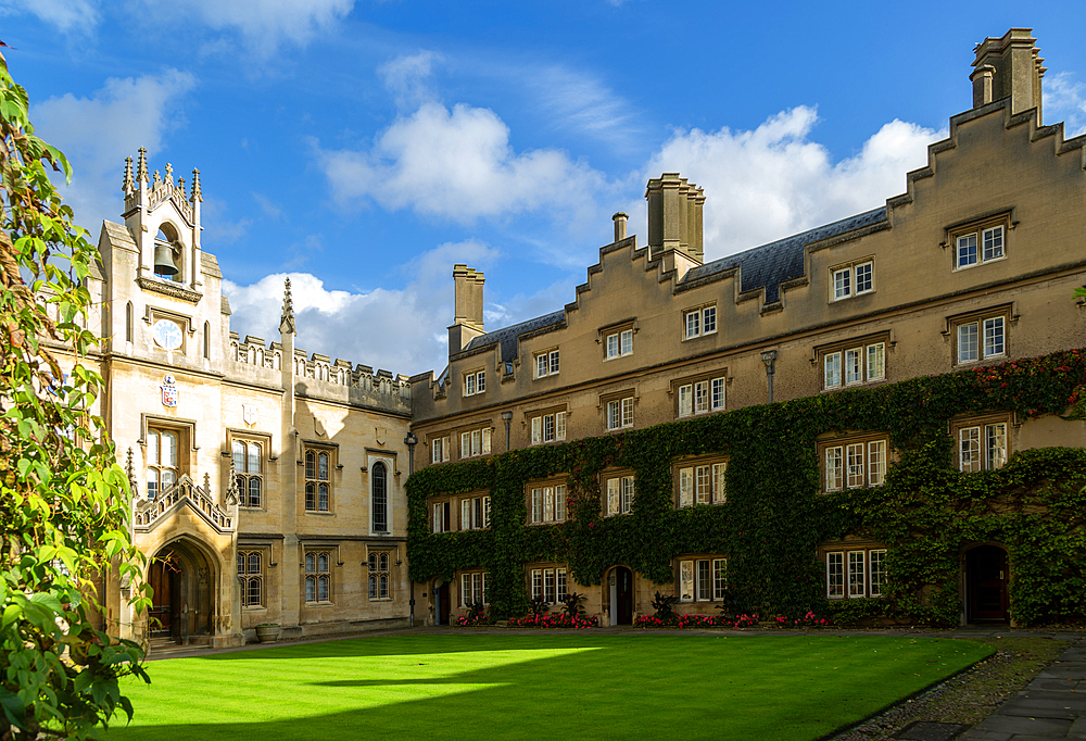 Sidney Sussex College chapel and quadrangle courtyard, Cambridge, Cambridgeshire, England, UK