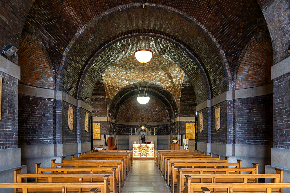 Altar and chapel, Lutyens Crypt, Liverpool Metropolitan Cathedral. Liverpool, England, UK