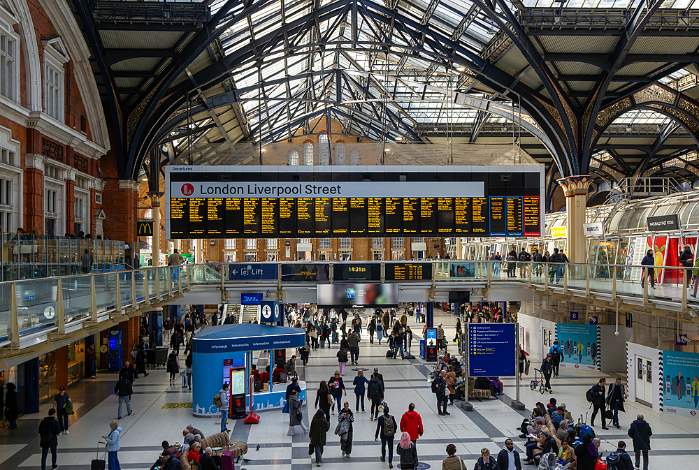 Concourse busy with passengers, Liverpool Street railway station , London, England, UK