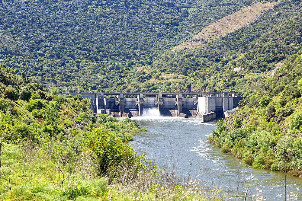 Valeira Dam, Barragem da Valeira, River Douro valley, São João da Pesqueira, Portugal, Europe completed 1975