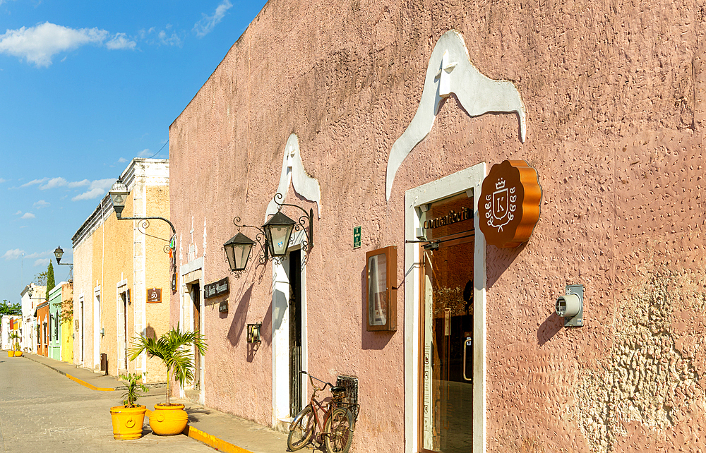 Renovated Spanish colonial buildings occupied by upmarket shops, Calle de los Frailes, Valladolid, Yucatan, Mexico, North America