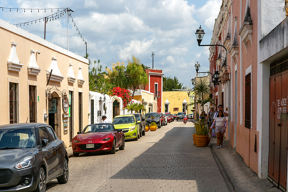 Renovated Spanish colonial buildings occupied by upmarket shops, Calle de los Frailes, Valladolid, Yucatan, Mexico, North America