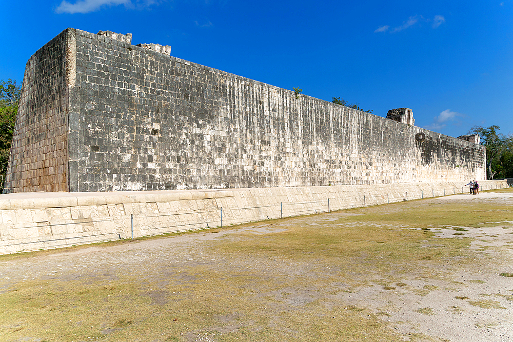 Walls of the ball court (Juego de Pelota), Mayan ruins, Chichen Itza, UNESCO World Heritage Site, Yucatan, Mexico, North America