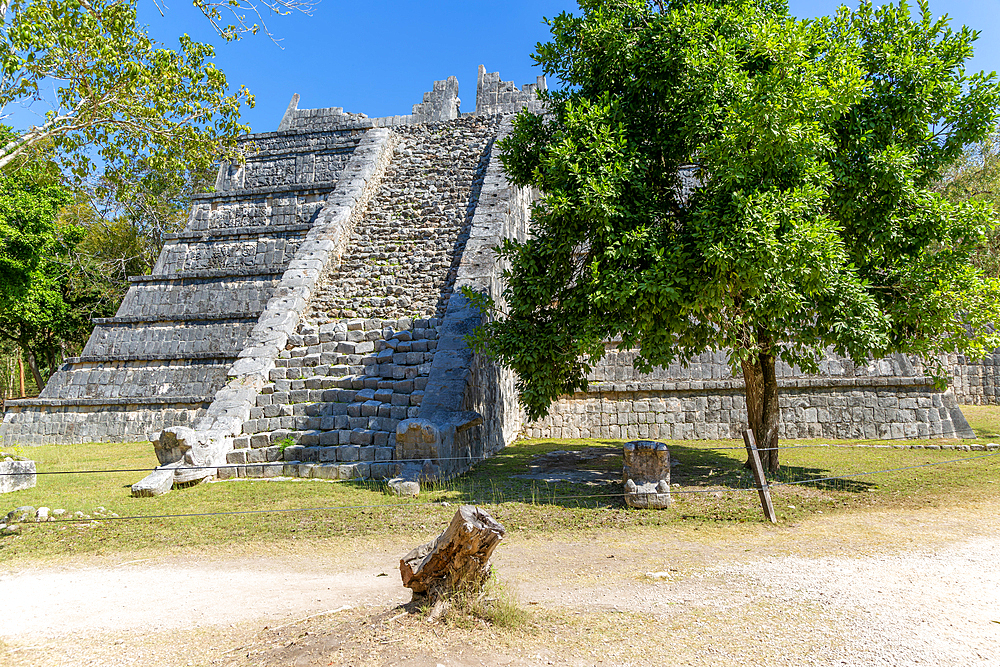 The Ossuary building, Tomb of the Great Priest, Mayan ruins, Chichen Itza, UNESCO World Heritage Site, Yucatan, Mexico, North America