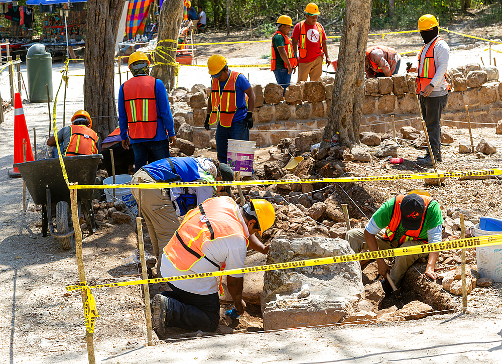 Archaeologists at work, Chichen Itza, UNESCO World Heritage Site, Yucatan, Mexico, North America