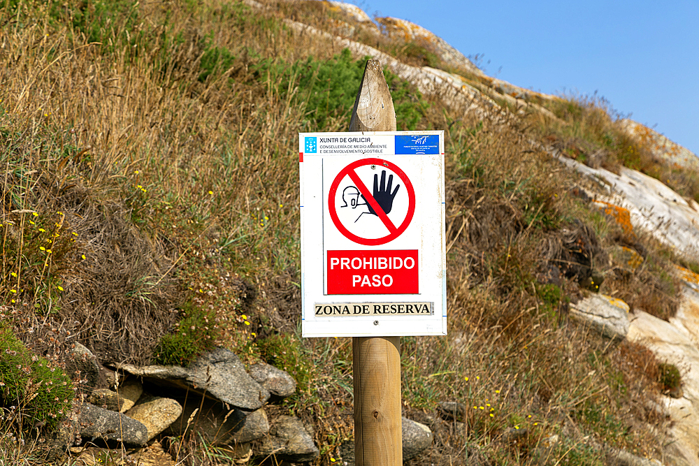 Sign protected area (Zone de Reserva), Cies Islands, Atlantic Islands Galicia Maritime Terrestrial National Park, Galicia, Spain, Europe