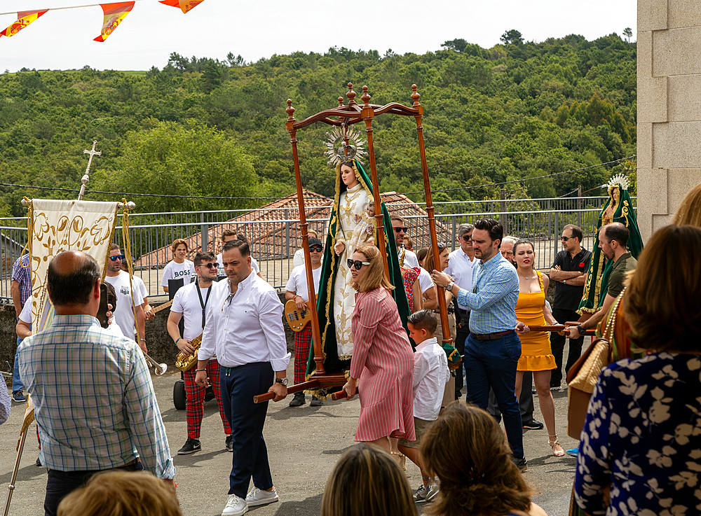 Village fiesta procession of villagers with statue of the Virgin Mary, Rubillon, Ourense province, Galicia, Spain, Europe