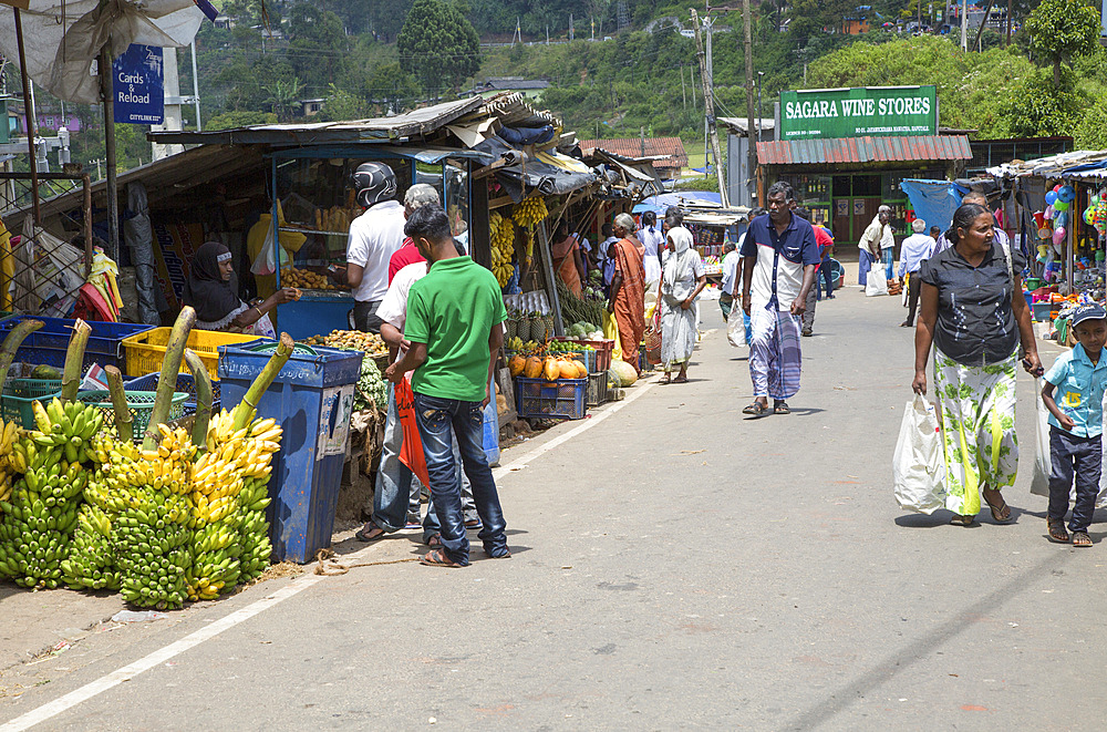 People at market in town of Haputale, Badulla District, Uva Province, Sri Lanka, Asia