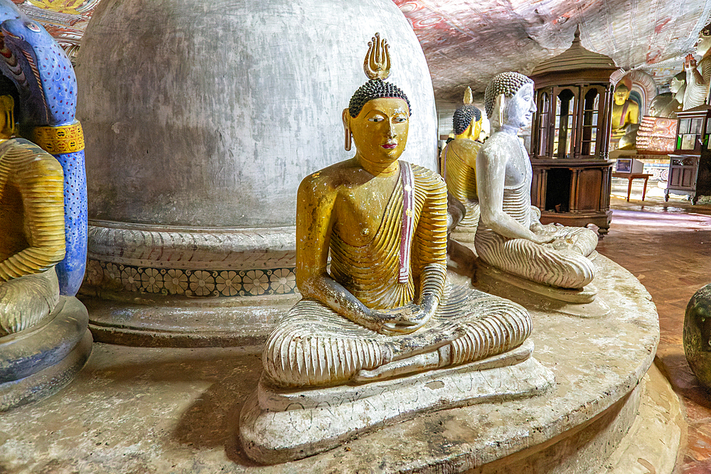 Buddha figures inside Dambulla cave Buddhist temple complex, UNESCO World Heritage Site, Sri Lanka, Asia