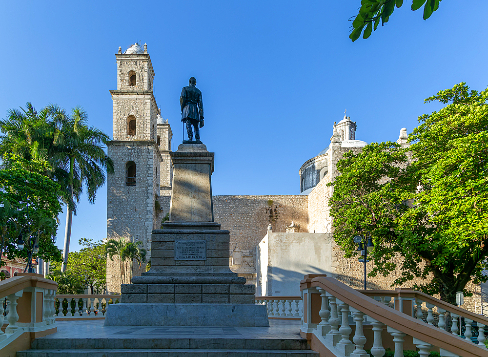 Statue of General Manuel Cepeda Peraza, Church of Iglesia de Jesus, Parque Hidalgo, Merida, Yucatan State, Mexico, North America