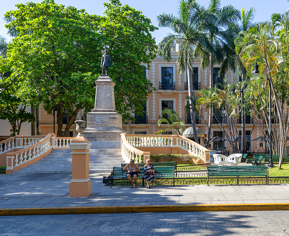 Statue of General Manuel Cepeda Peraza, Parque Hidalgo, Merida, Yucatan State, Mexico, North America