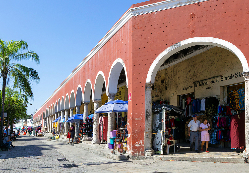 Portal De Granos market, colonnaded shopping arcade built 1783, Merida, Yucatan State, Mexico, North America