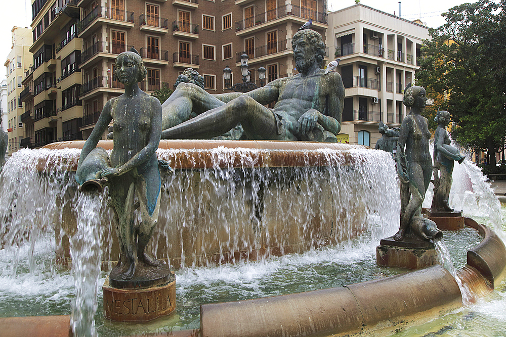 La Fuente del Turía, water fountain and statues commemorating the Turia River, Plaza de la Virgen, city centre Valencia, Spain, Europe