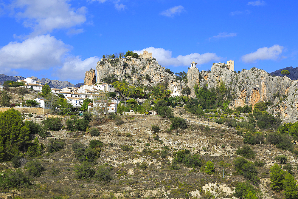 Hilltop castle and village, El Castell de Guadalest, Alicante province, Spain, Europe