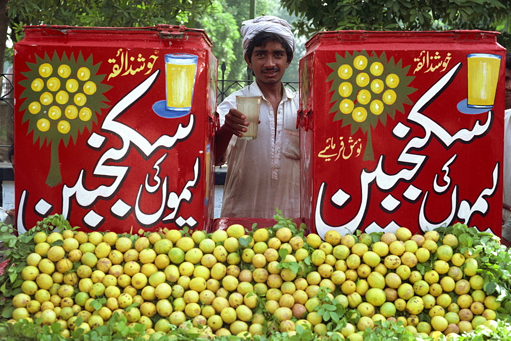 Citrus fruit vendor at Lahore City Fort, Lahore, Pakistan, Asia