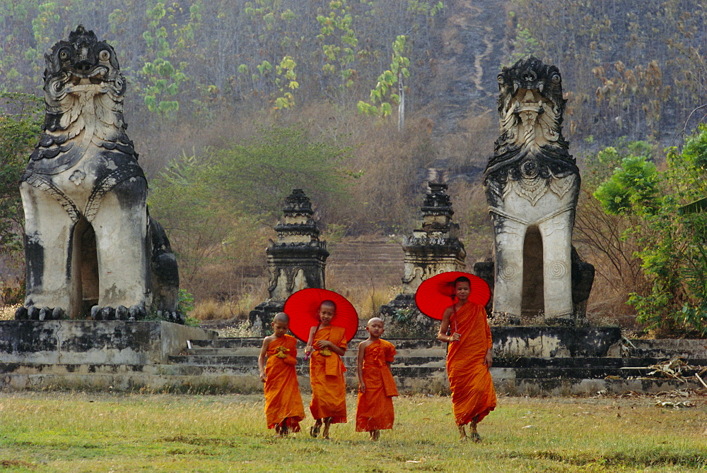 Novice Buddhist monks, Doi Kong Mu Temple, Mae Hong Son, northern Thailand, Asia