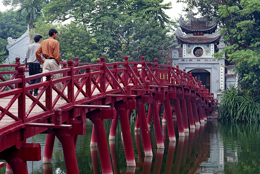 Ngoc Son Temple bridge, Hoan Kiem lake, Hanoi, Vietnam, Indochina, Southeast Asia, Asia