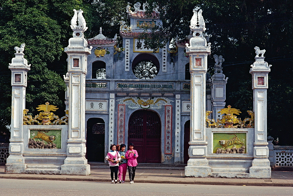 Quan Thanh Pagoda, Truc Bach Lake, Hanoi, Vietnam, Indochina, Southeast Asia, Asia