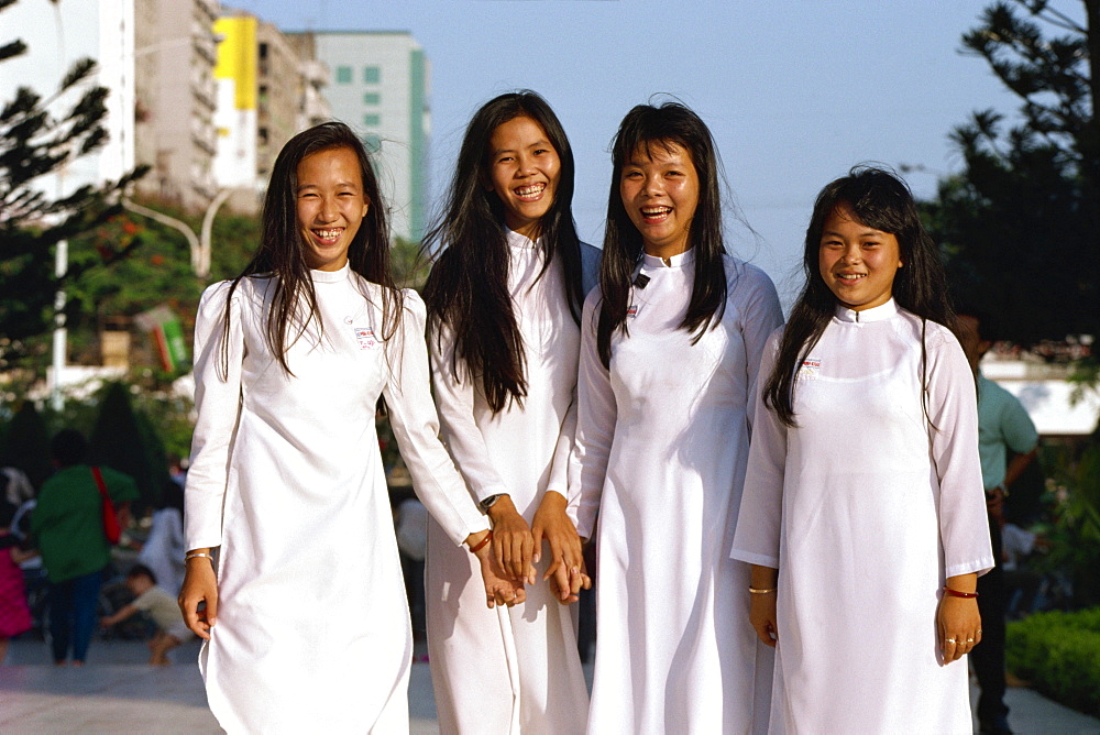 School girls facing Ho Chi Minh statue, Saigon, Vietnam, Indochina, Southeast Asia, Asia