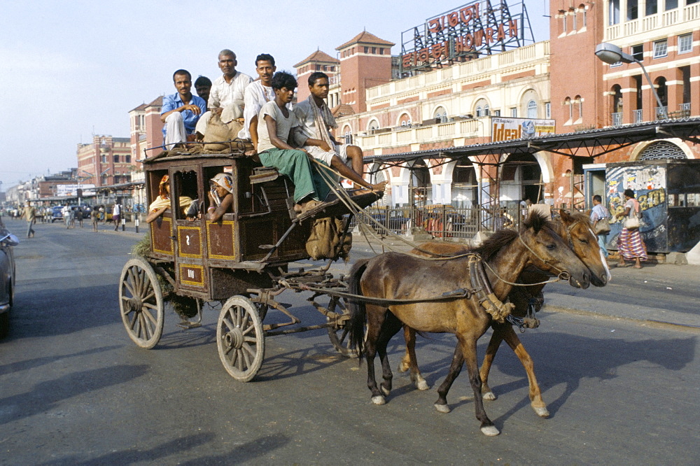 A horse-drawn tonga at Howrah station, Calcutta, West Bengal state, India, Asia