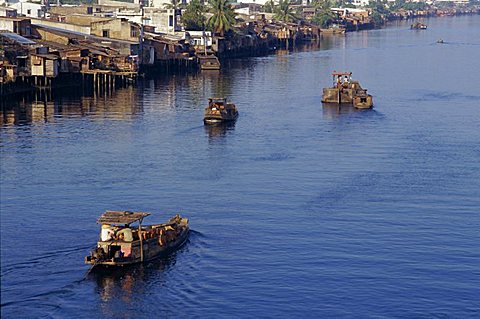 Riverside homes and boats on the Saigon River, Ho Chi Minh City (formerly Saigon), Vietnam, Indochina, Southeast Asia, Asia