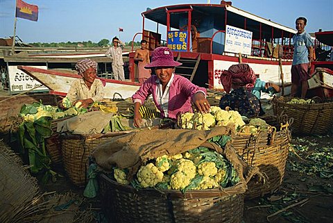 Riverside vegetable market, Phnom Penh, Cambodia, Indochina, Southeast Asia, Asia