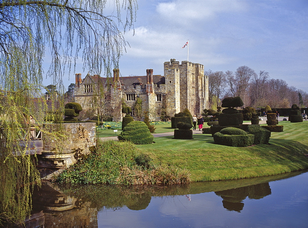 Leeds Castle, first used as a royal castle in the 9th century, rebuilt in stone by the Normans around 1120, near Maidstone, Kent, England, United Kingdom, Europe