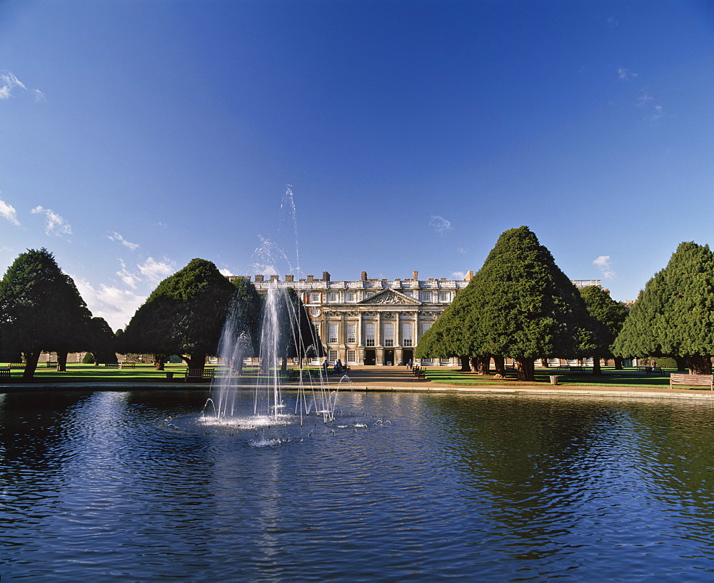 Lake, fountain and ornamental trees in Hampton Court Palace grounds, near London, England, United Kingdom, Europe