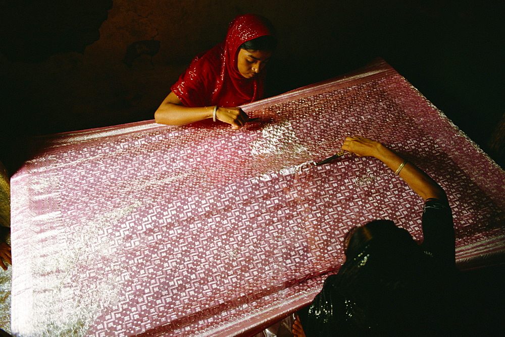 Clipping and finishing off a Benares silk sari, Varanasi, Uttar Pradesh state, India, Asia