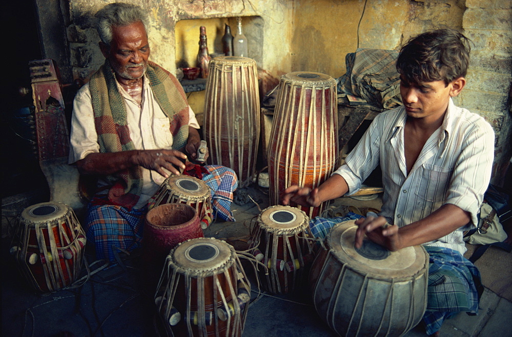 Tabla maker, Varanasi, Uttar Pradesh state, India, Asia