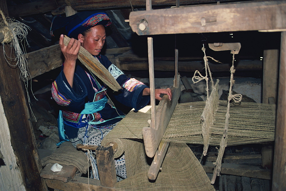 Weaving hemp for mosquito nets, Bouyoi village, Anshun area, Guizhou, China, Asia