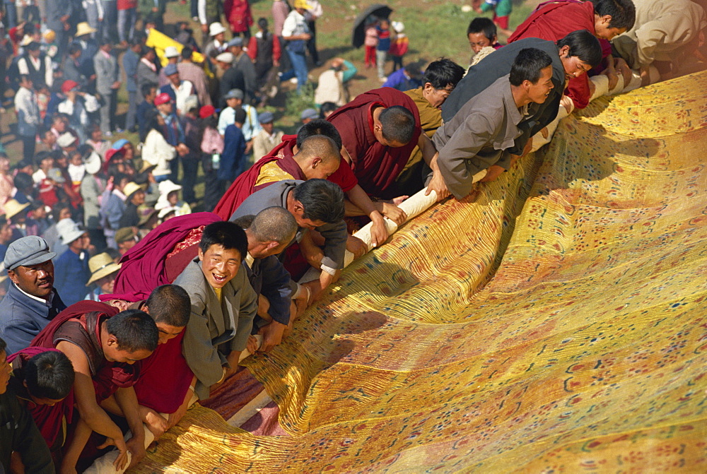 Rolling the thangka, Kumbum Monastery, Qinghai, China, Asia