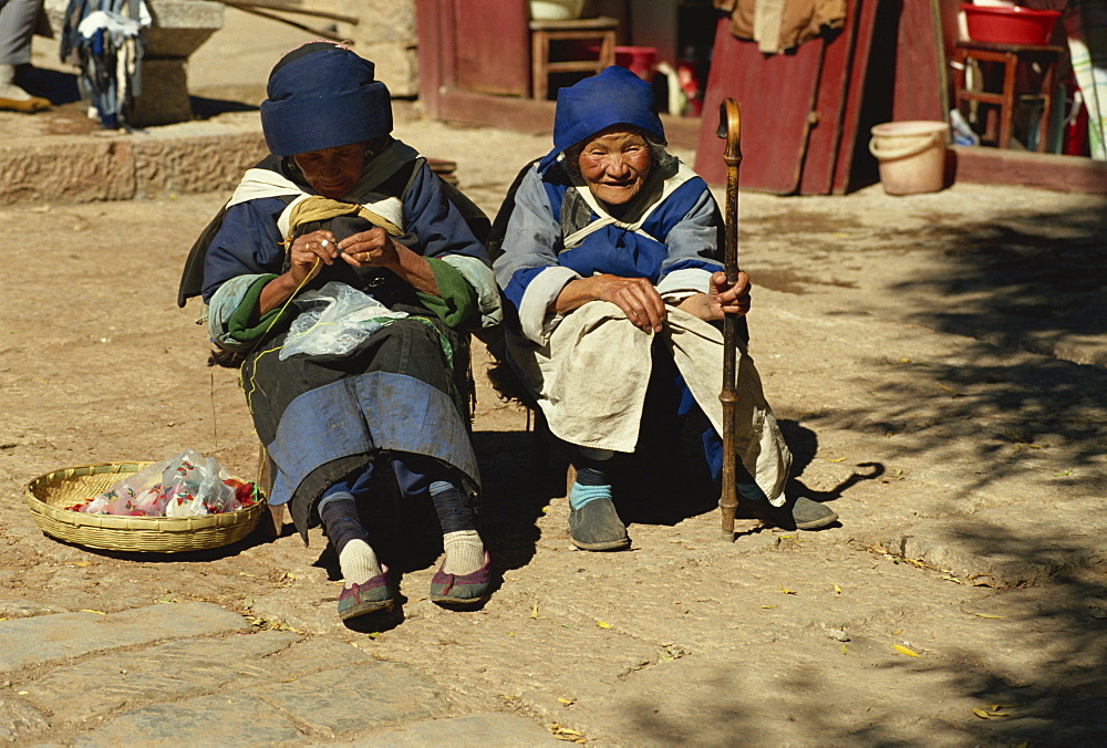 Naxi old women, Lijiang, Yunnan, China, Asia