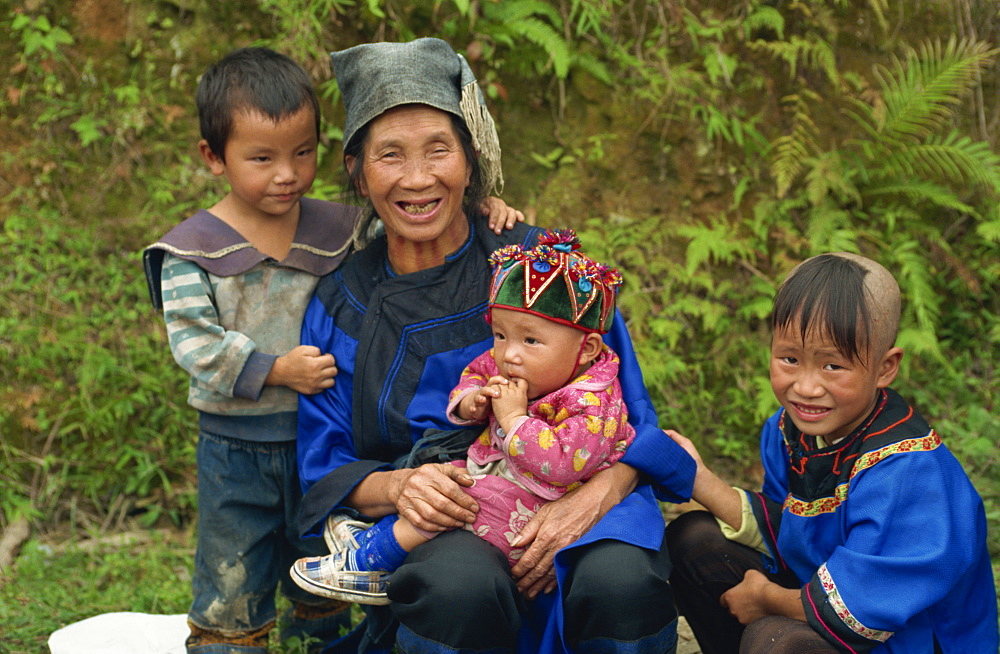 Shui woman with children, Guizhou, China, Asia