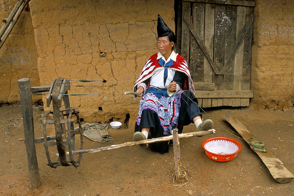 Big Flowery Miao twisting hemp, Anning, Yunnan, China, Asia