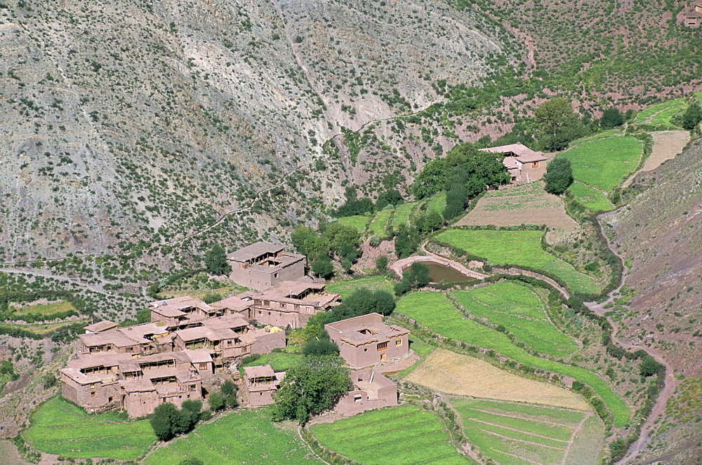 Tibetan arable farmers villages, Qamdo, Tibet, China, Asia