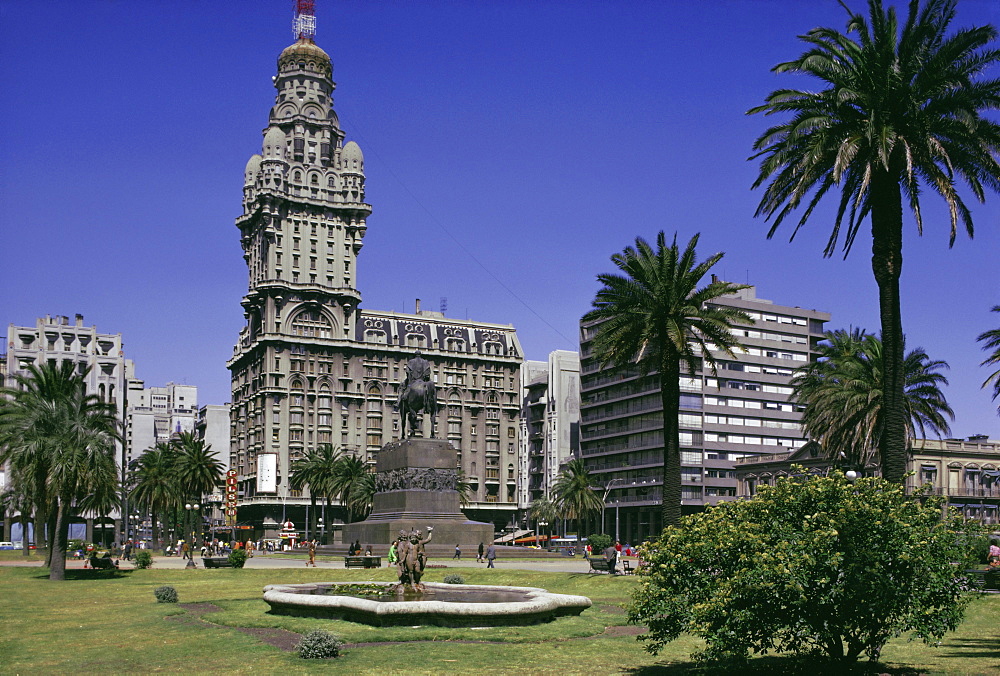 Palacio Salvo, Plaza Independenca, Montevideo, Uruguay, South America