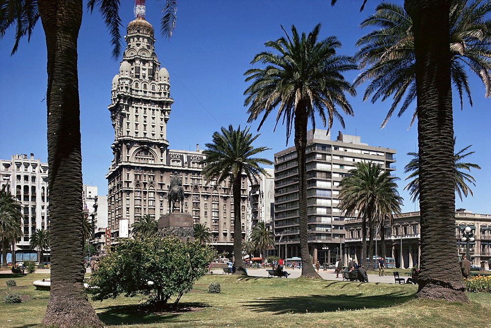 Statue of Artigas, Plaza Independecia between old and new town, Montevideo, Uruguay, South America