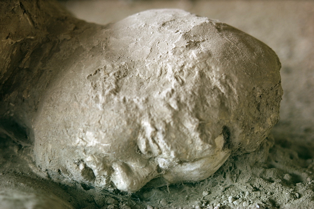 Victim of Vesuvius eruption, volcanic ash formed mould retaining human form later revealed by injecting plaster, Pompeii, UNESCO World Heritage Site, Campania, Italy, Europe